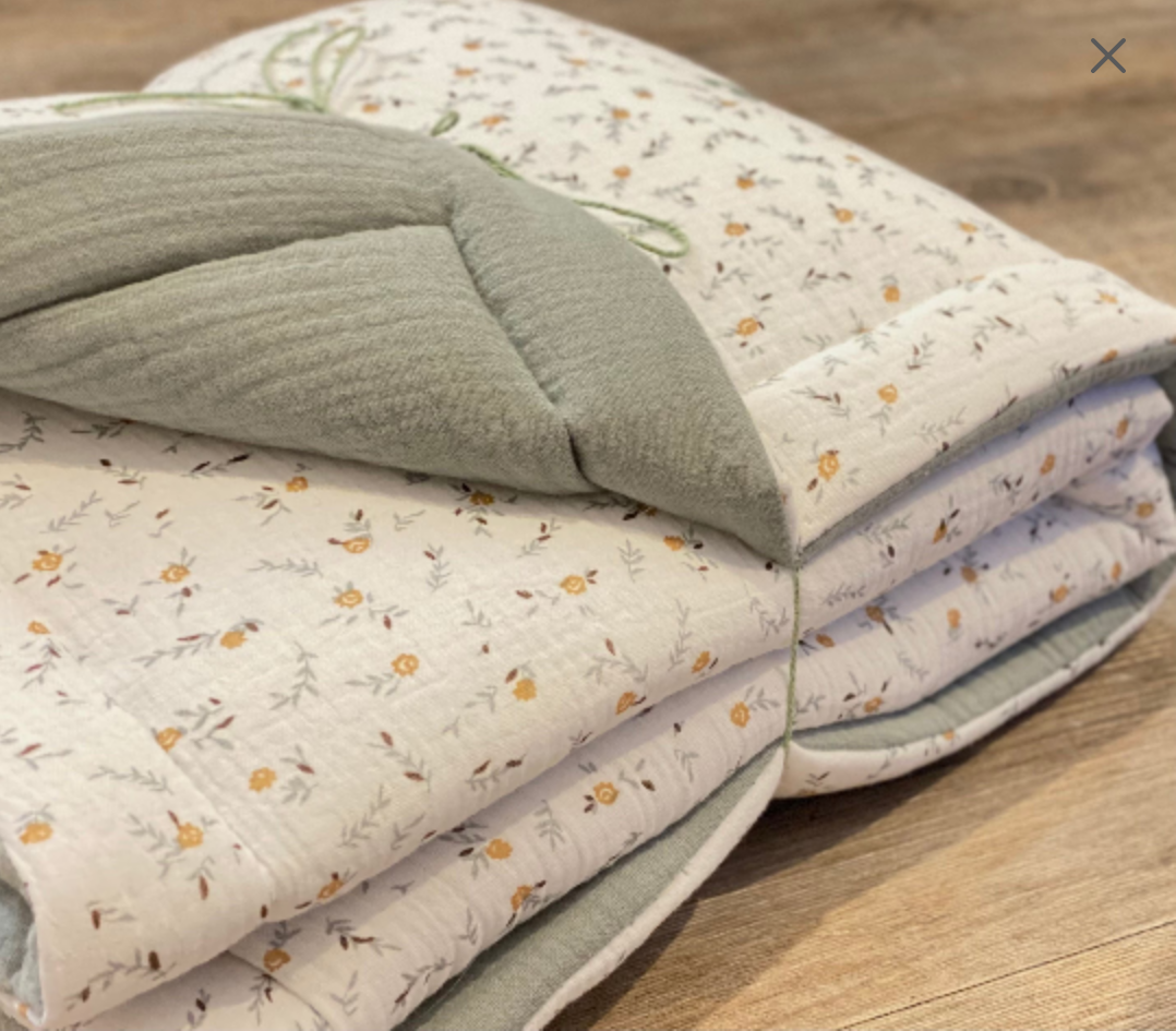 Couverture bébé personnalisé vert de gris et camel en gaze de coton à fleurs