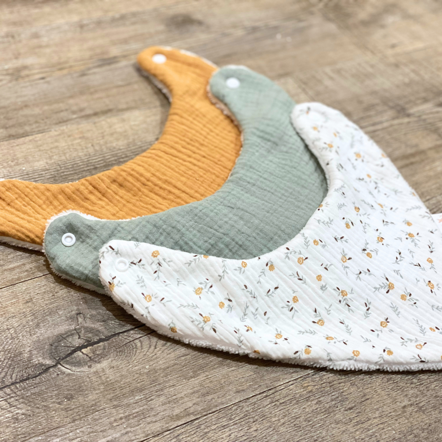 Bavoirs bandana en gaze de coton vert de gris, camel