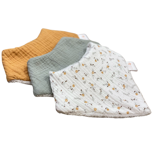Bavoirs bandana en gaze de coton vert de gris, camel