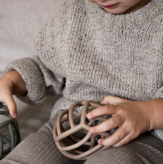 Balle sensorielle beige en silicone Montessori