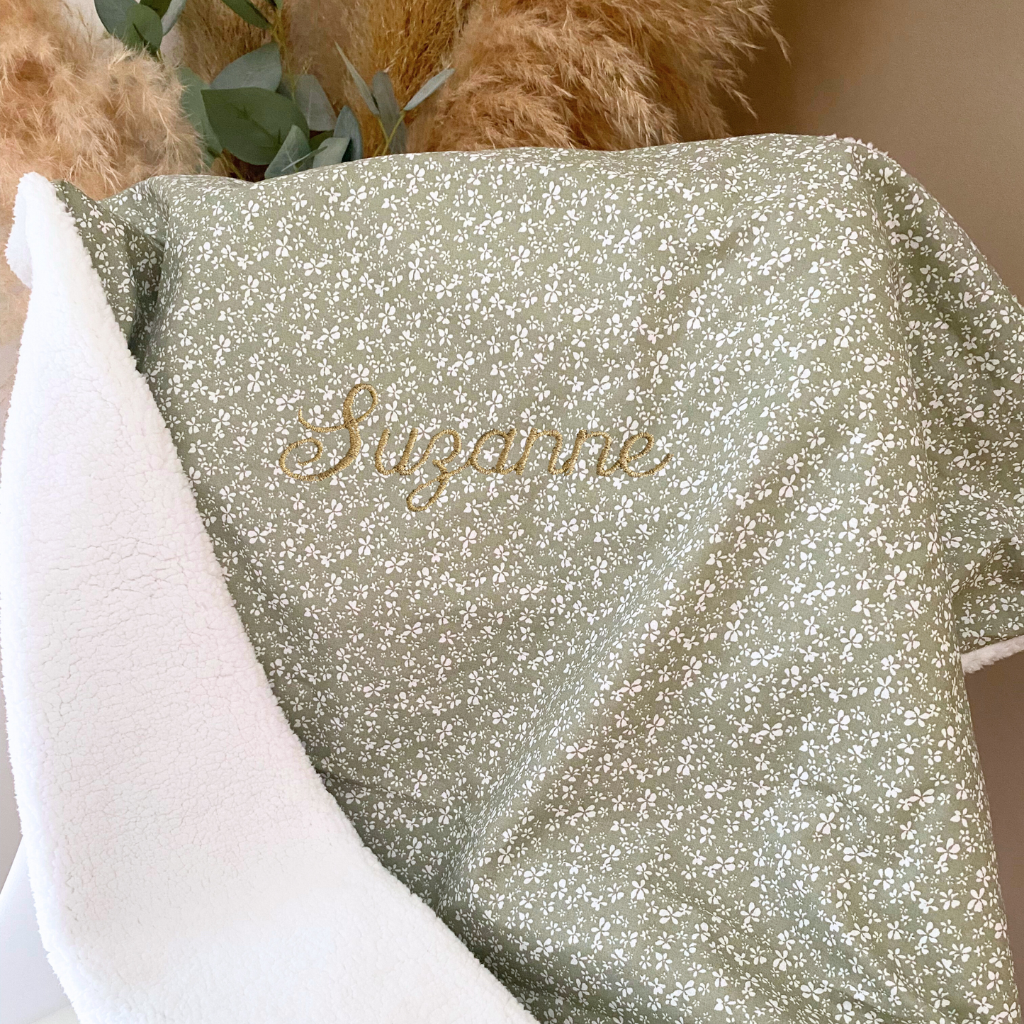 Couverture bébé légère vert sauge à fleurs blanches et moumoute