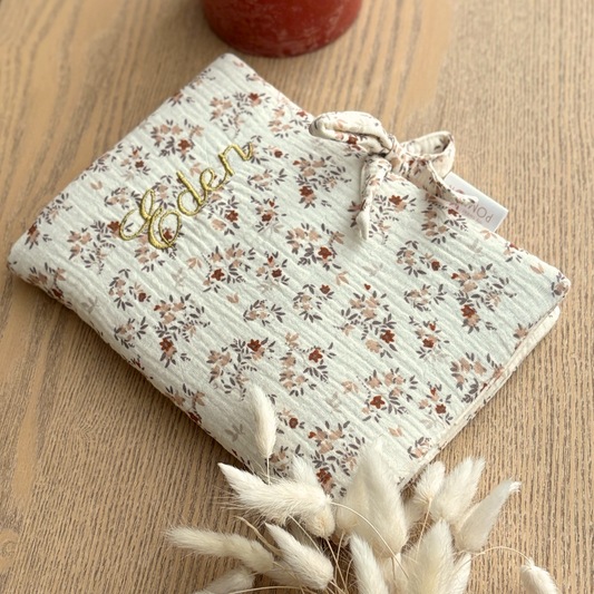 Protège carnet de santé écru en gaze de coton à fleurs