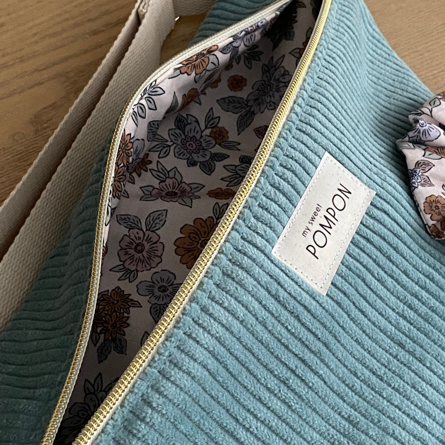 Sac banane femme en velours vert d'eau à fleurs