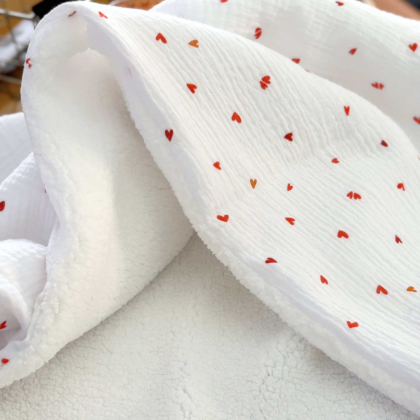 NOUVEAU Couverture en gaze de coton coeurs rouges et moumoute sherpa