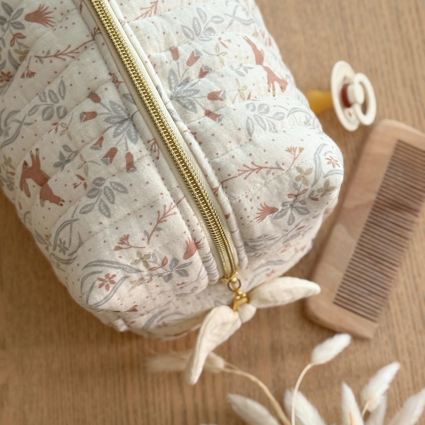 Trousse de toilette bébé gaze de coton écru lapins et oiseaux