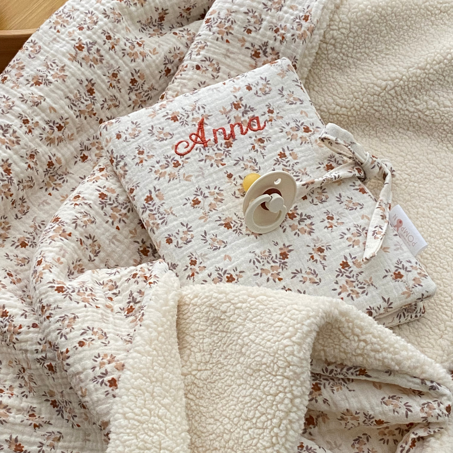 Couverture bébé personnalisée gaze de coton écru à fleurs et moumoute-cadeau de naissance