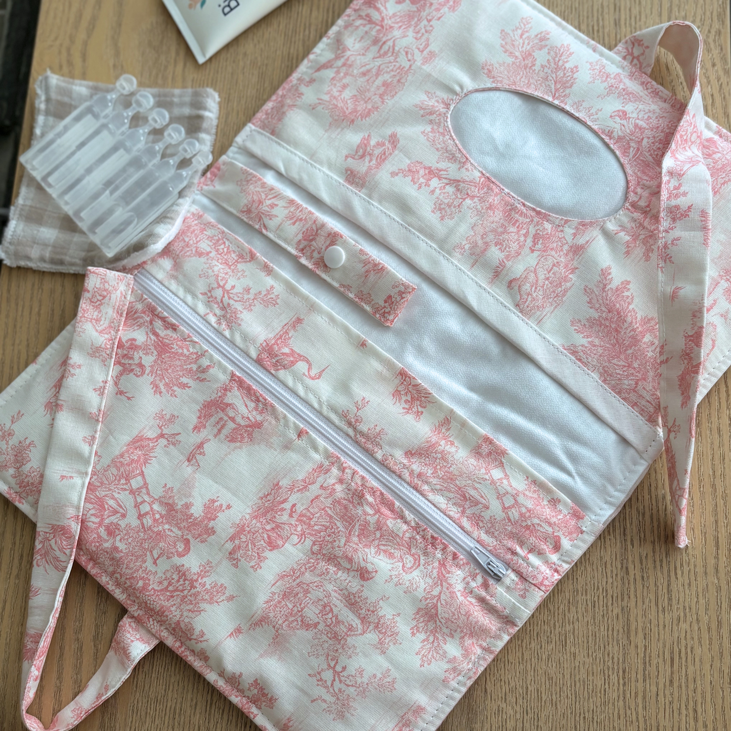 Pochette à langer nomade range couches toile de jouy rose