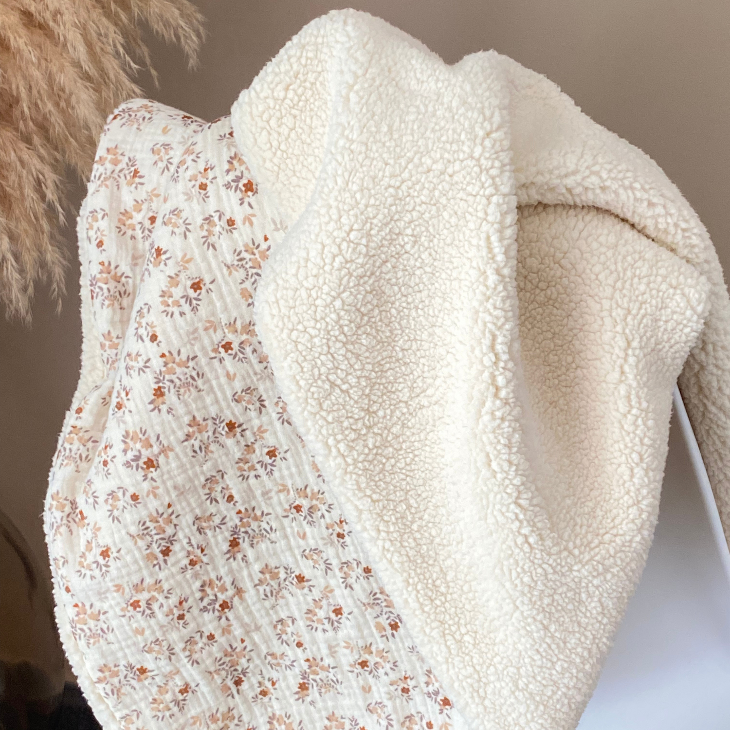 couverture bebe personnalisee écru à fleurs