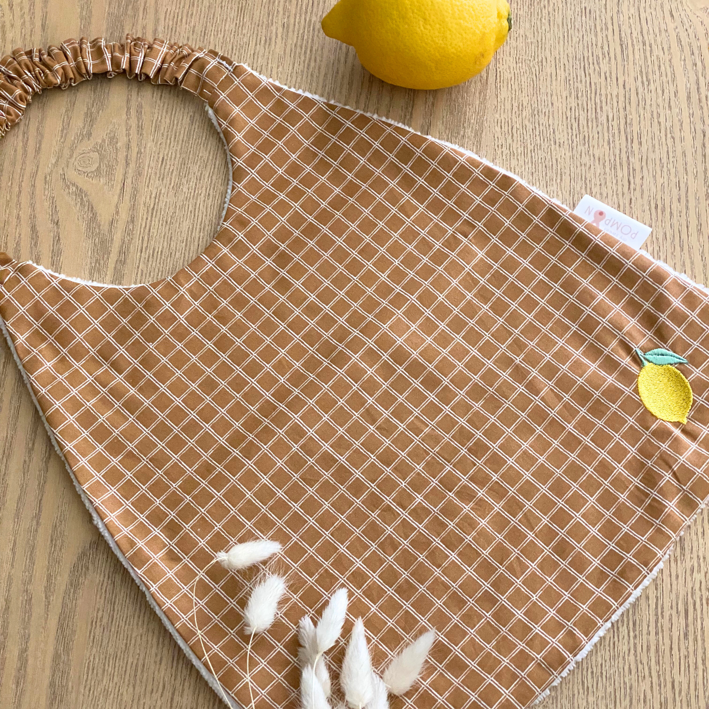 bavoir à élastique pour enfant
