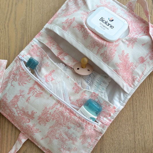 Pochette à langer nomade range couches toile de jouy rose