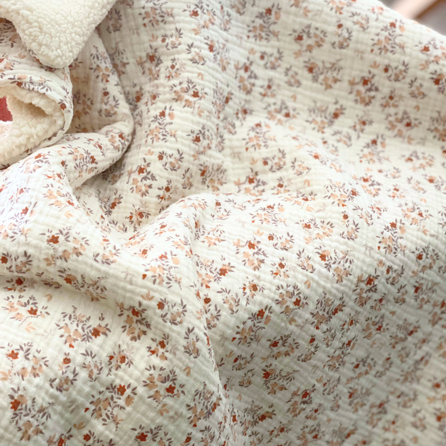 Couverture bébé personnalisée gaze de coton écru à fleurs et moumoute-cadeau de naissance