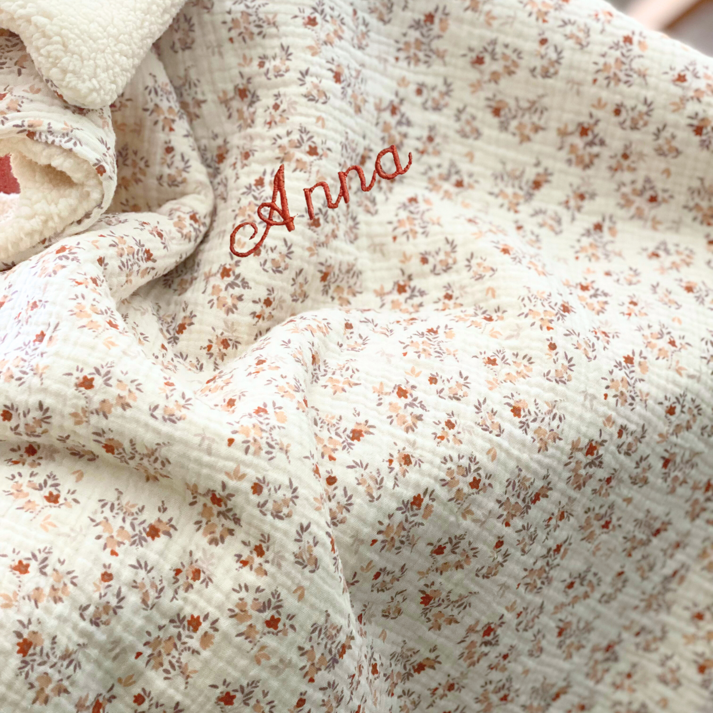 Couverture bébé personnalisée gaze de coton écru à fleurs et moumoute-cadeau de naissance