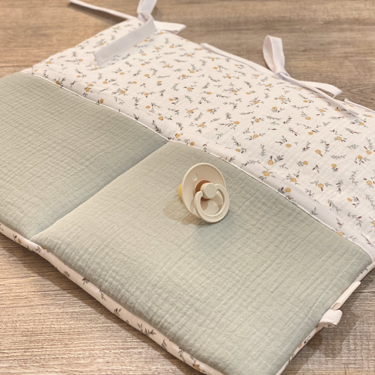 Range doudou pour lit bébé fleurs camel et vert de gris
