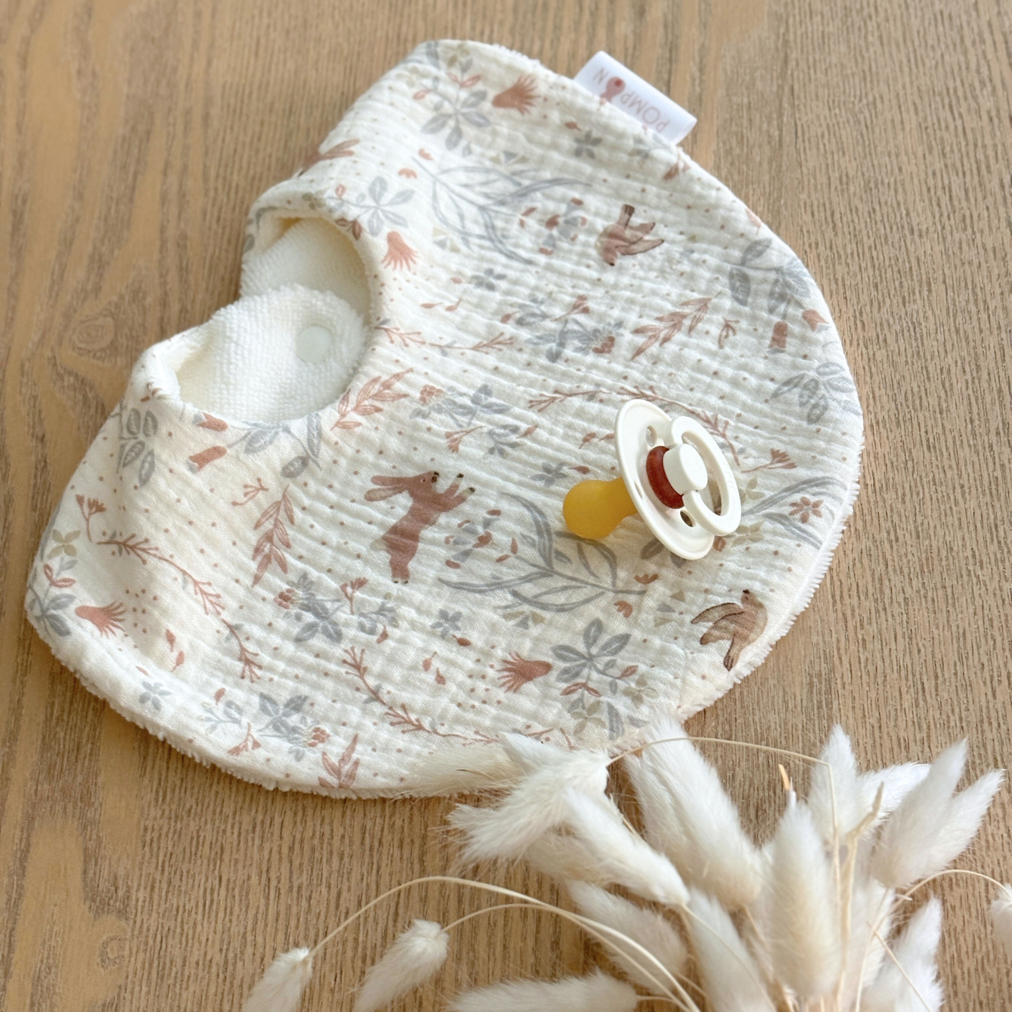 Bavoir naissance gaze de coton écru lapins et oiseaux