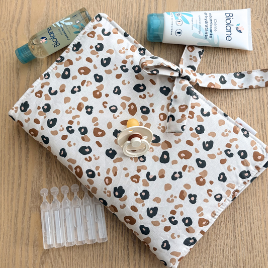 Pochette à langer nomade range couches lingettes léopard rose