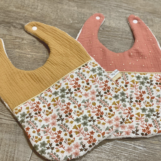 Grand bavoir à fleurs en gaze de coton aux couleurs terracotta et camel