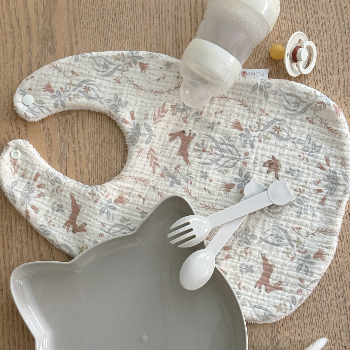 Bavoir bébé en gaze de coton écru lapins et oiseaux