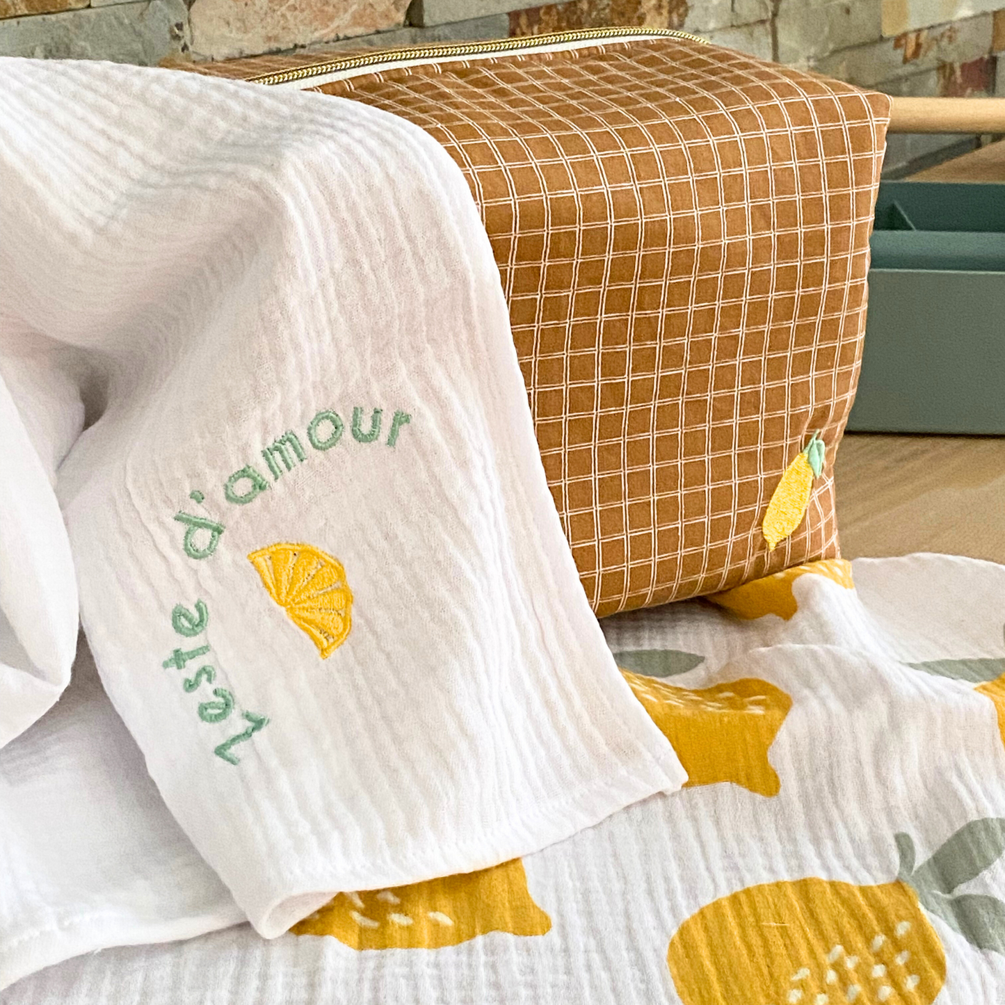 Trousse de toilette bebe pour sac à langer citron