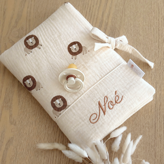 Protège carnet de santé personnalisé en gaze de coton motif lion