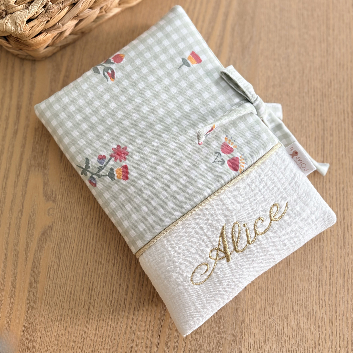 protège carnet de santé bébé personnalisé à carreaux vert clair et blanc à fleurs