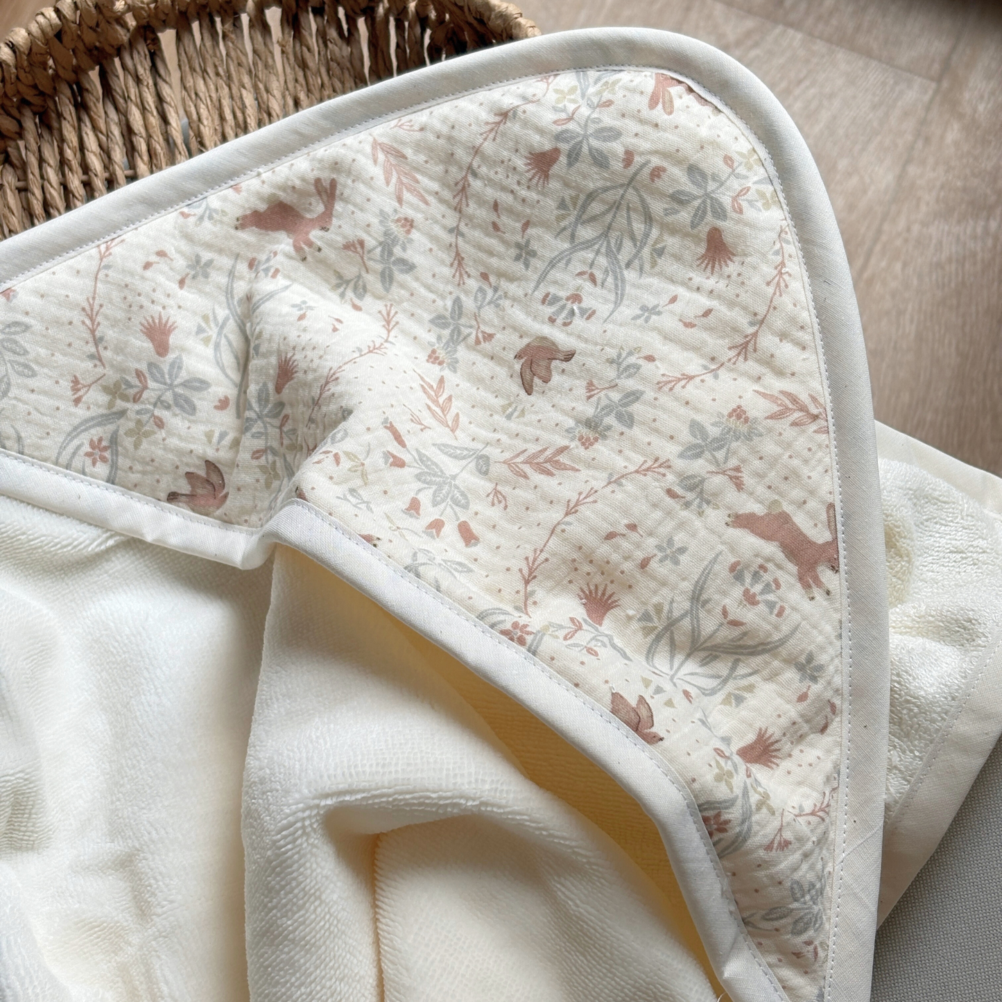 Cape de bain bébé en gaze de coton écru personnalisable
