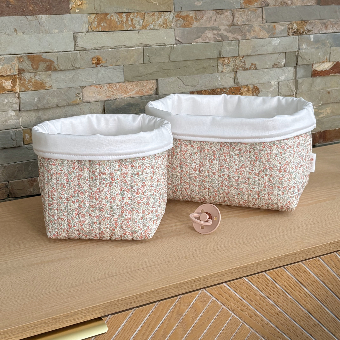 Panier à couches et produits bébé à fleurs