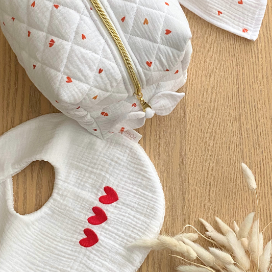 trousse de toilette en gaze de coton blanche et coeurs rouges
