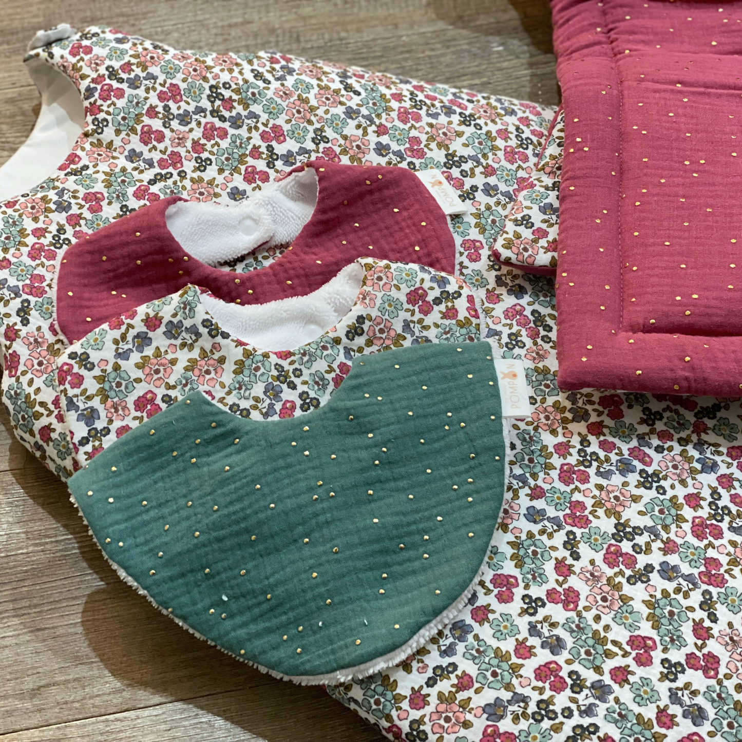 Bavoirs fleuris framboise et vert bébé fille