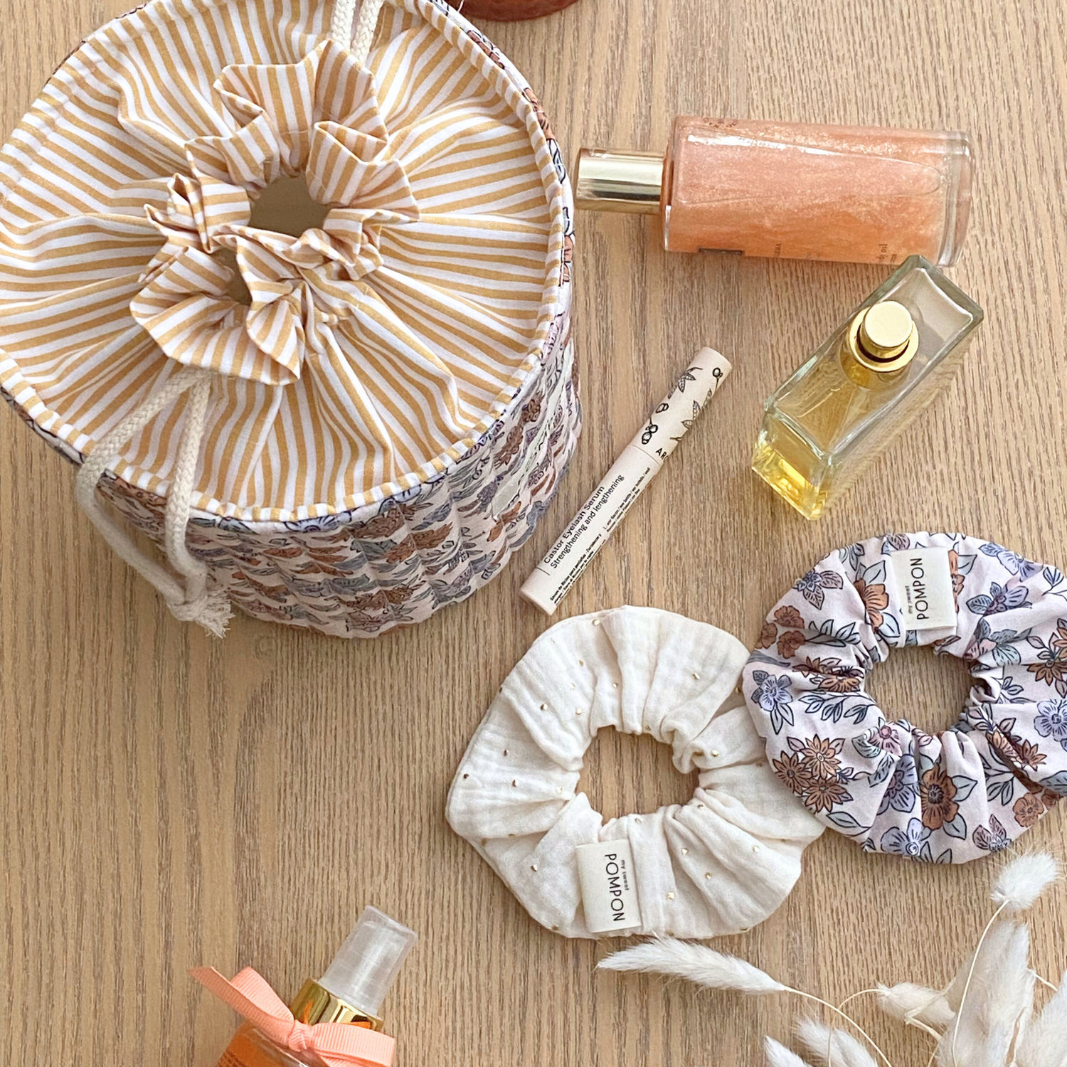 trousse de toilette ronde a fleurs jaune