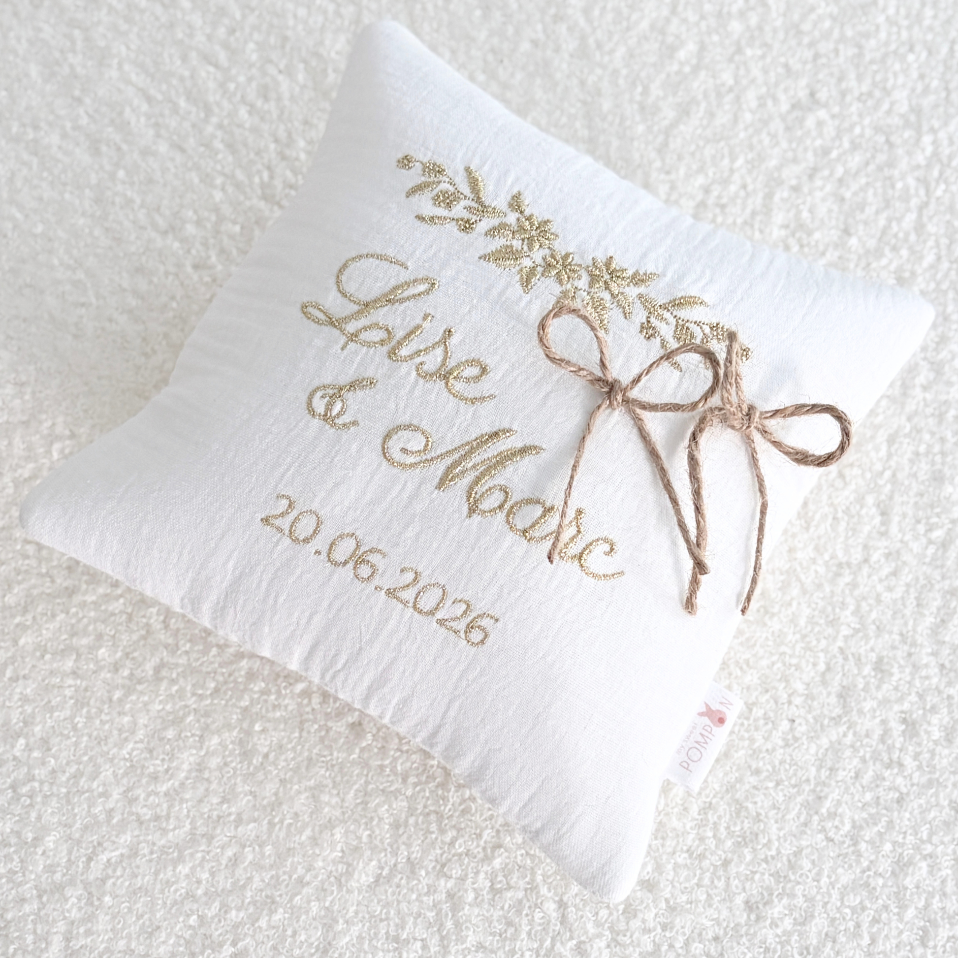 Coussin porte alliance mariage en gaze de coton et broderie dorée