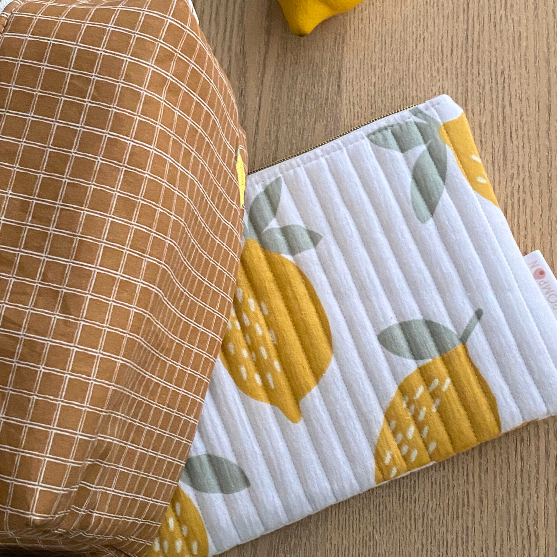 pochette à langer pour bebe en gaze de coton blanche et motif citron