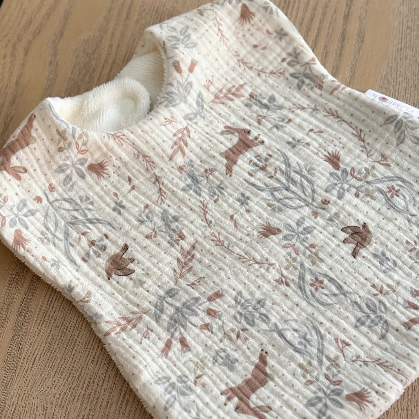 Bavoir bébé en gaze de coton écru lapins et oiseaux