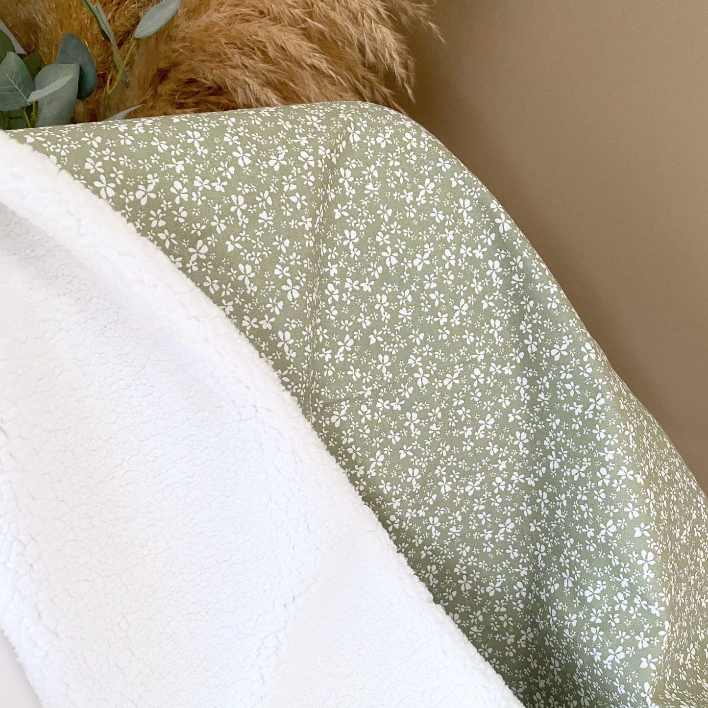 Couverture bébé légère vert sauge à fleurs blanches et moumoute