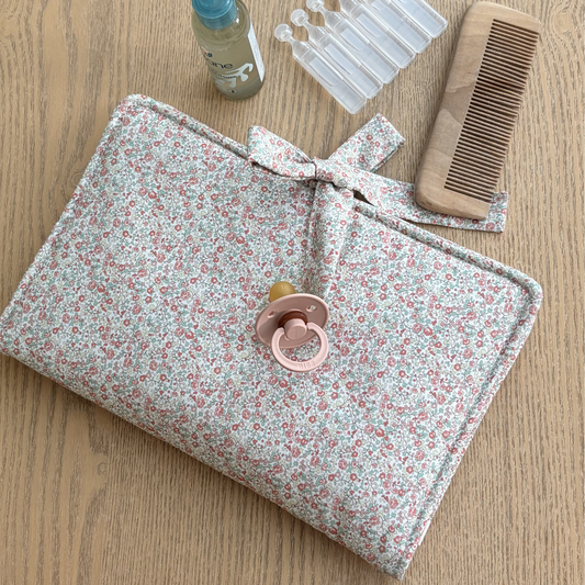 Pochette à langer nomade range couches millefleurs