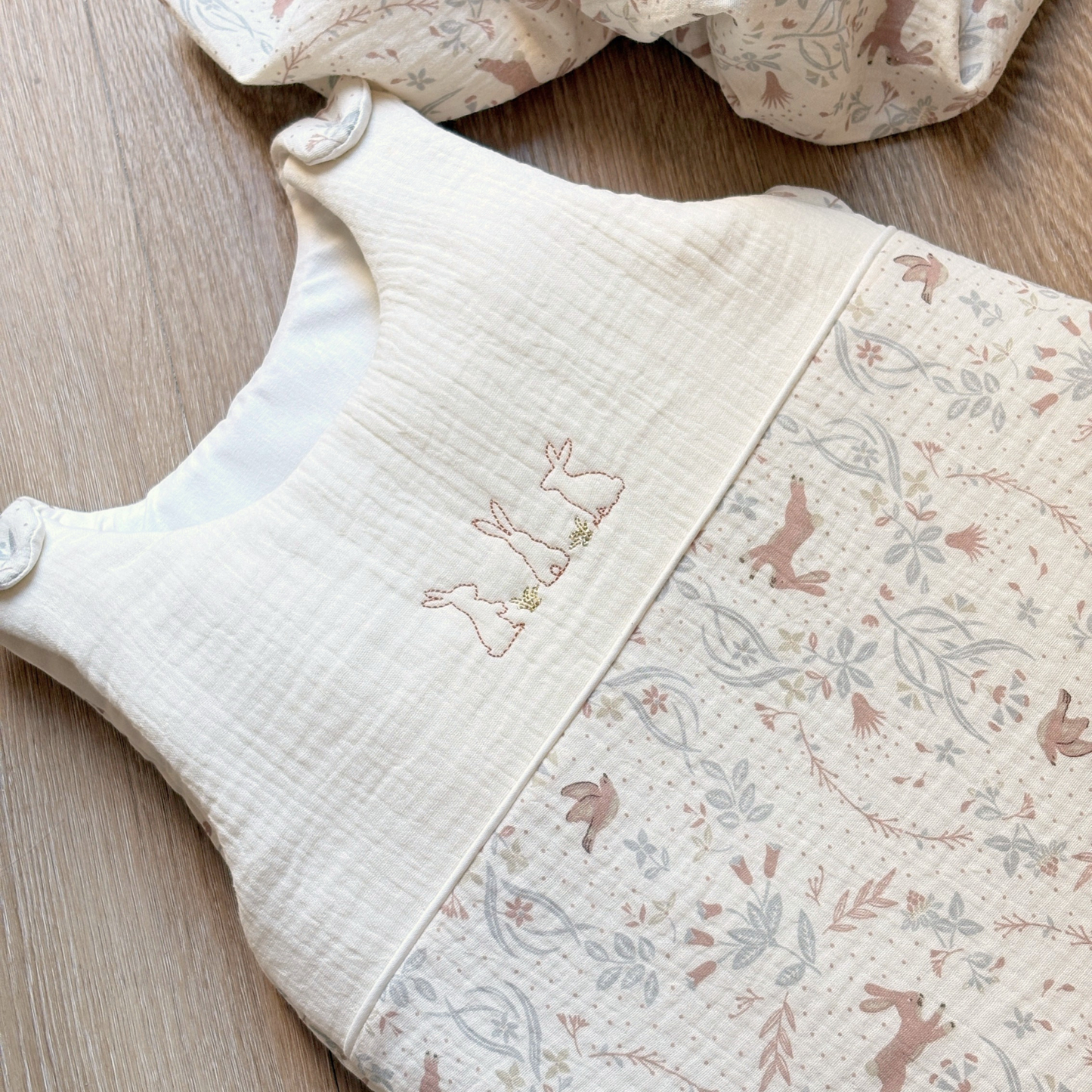 Gigoteuse en gaze de coton écru motifs lapins oiseaux