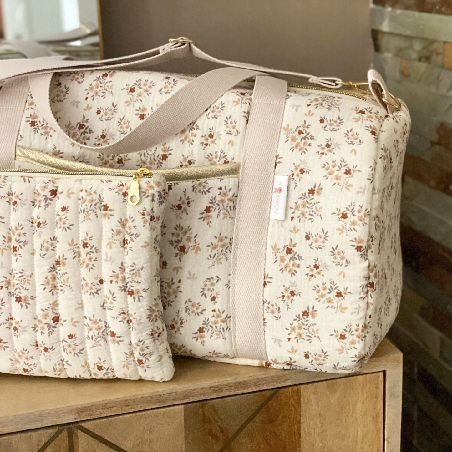 Sac à langer écru et doré en gaze de coton à fleurs