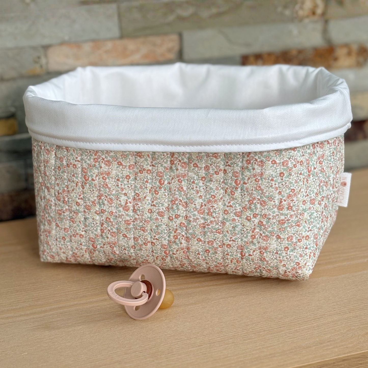 Panier à couches et produits bébé à fleurs