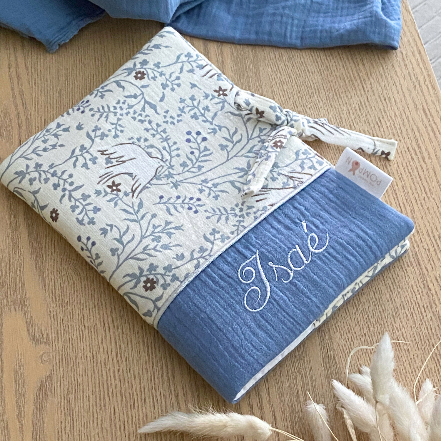 housse carnet de santé écru à fleurs bleues et broderie du prénom