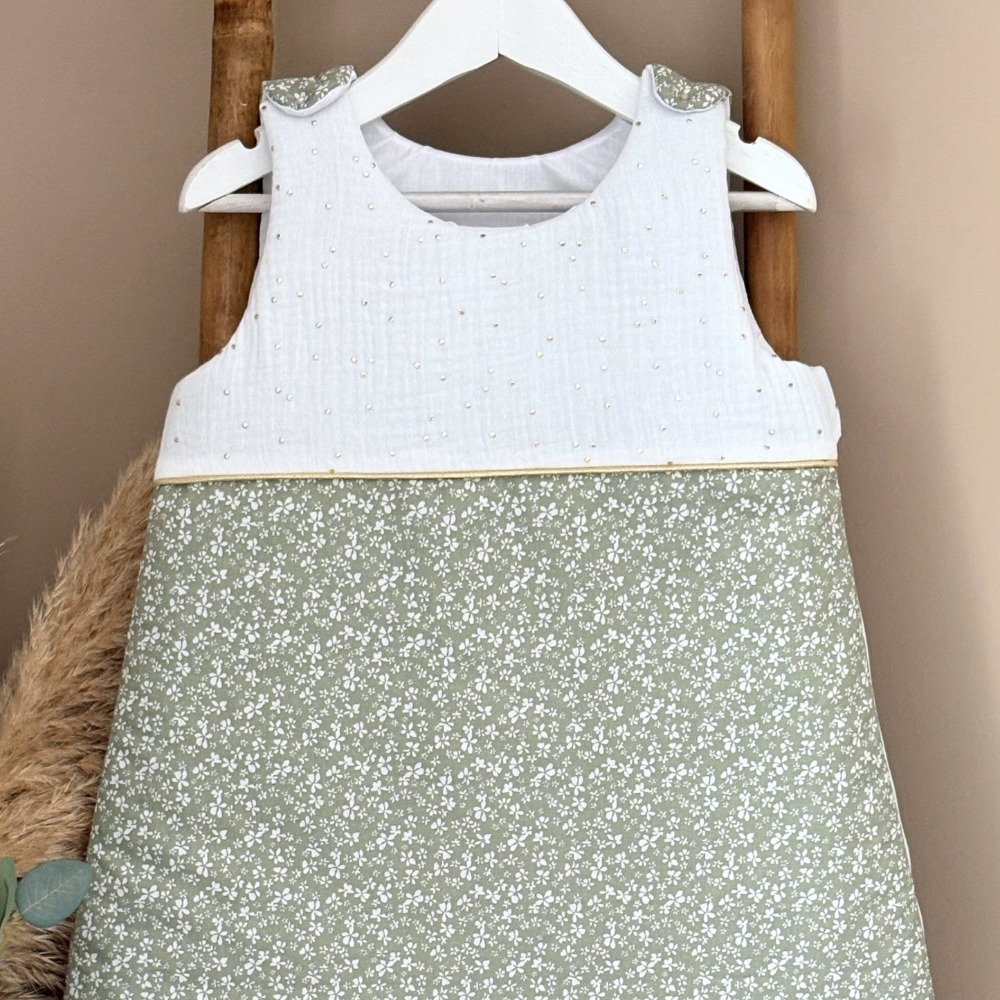 NOUVEAU Gigoteuse vert sauge à fleurs blanches