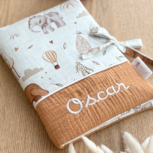 protege carnet de santé pour garçon avec broderie animaux de la savane safari