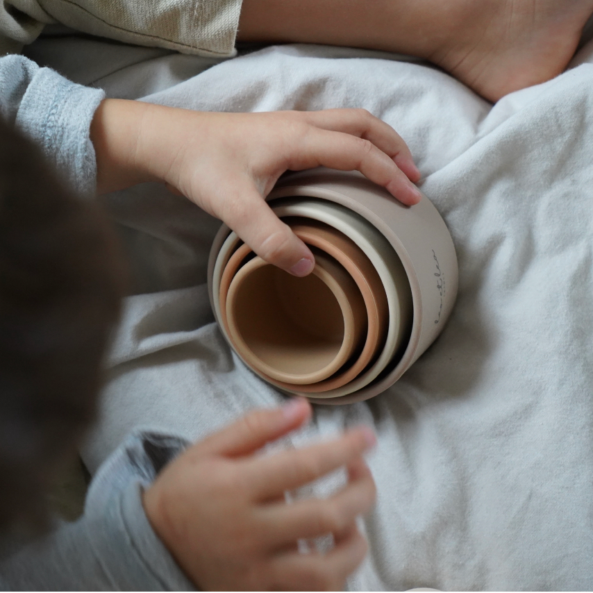 Gobelets à empiler beige en silicone Montessori