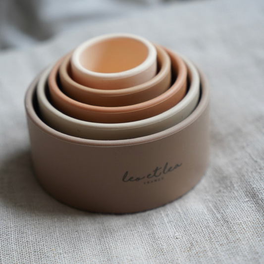 Gobelets à empiler beige en silicone Montessori