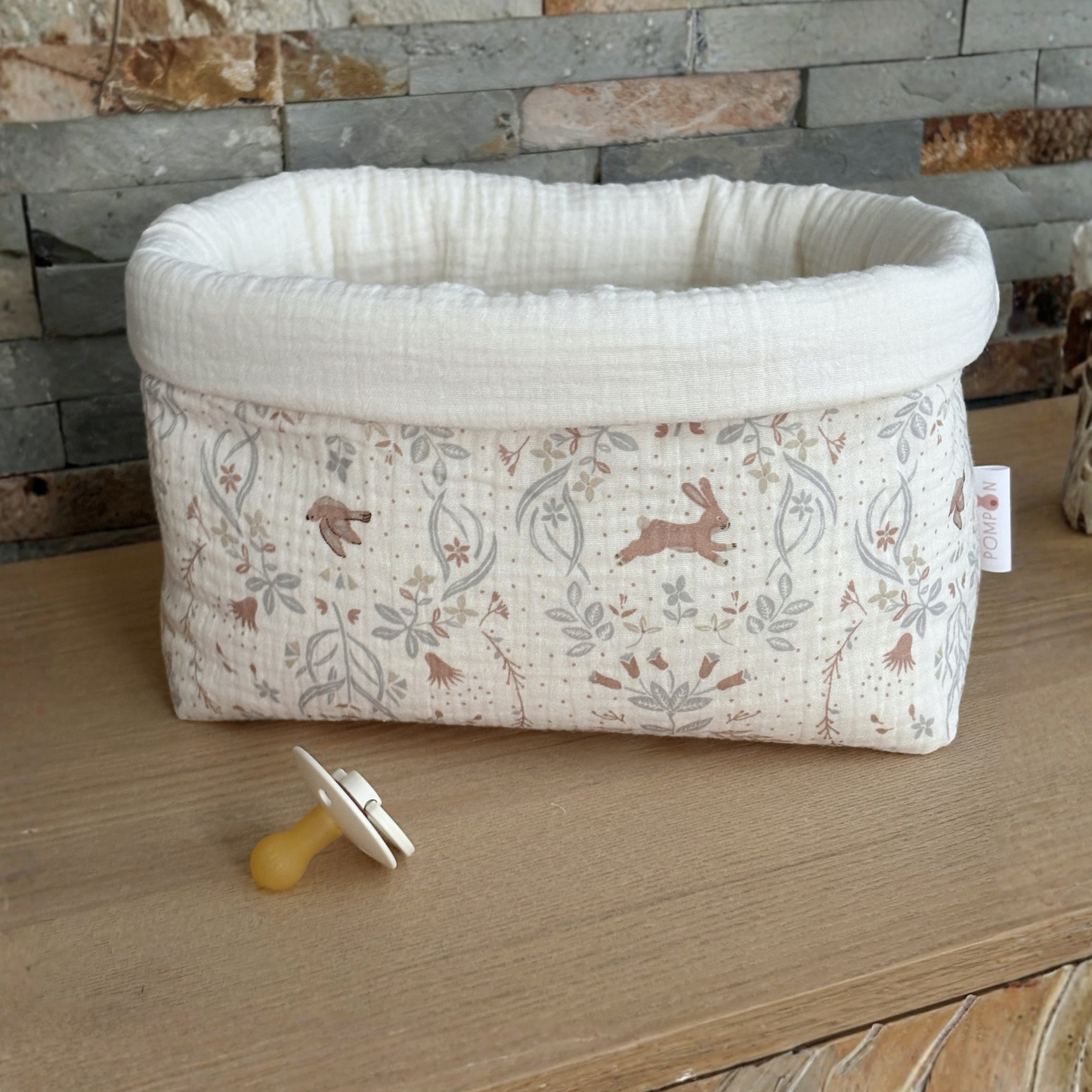 Panier à couches et produits bébé écru lapin
