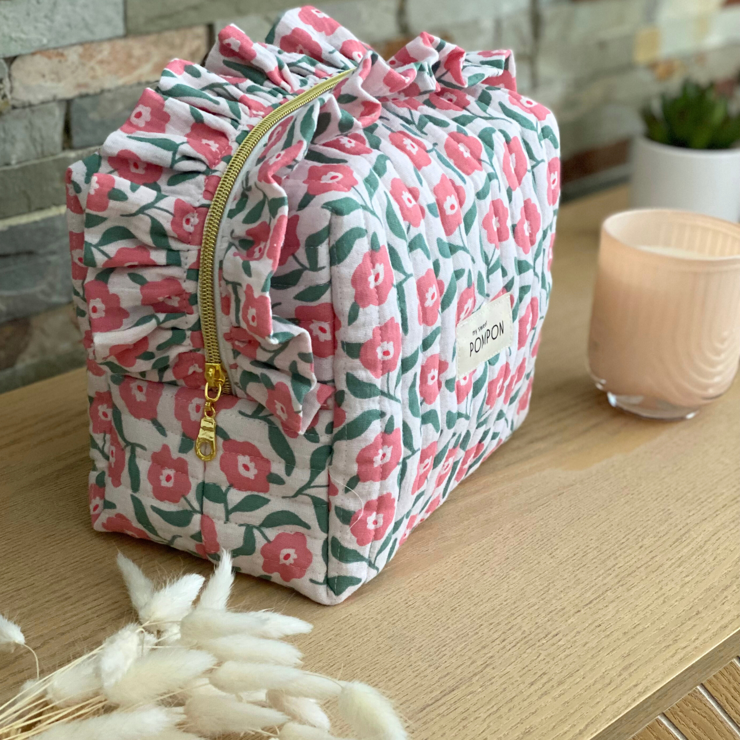 Trousse de toilette froufrou en gaze de coton fleurie rose et verte