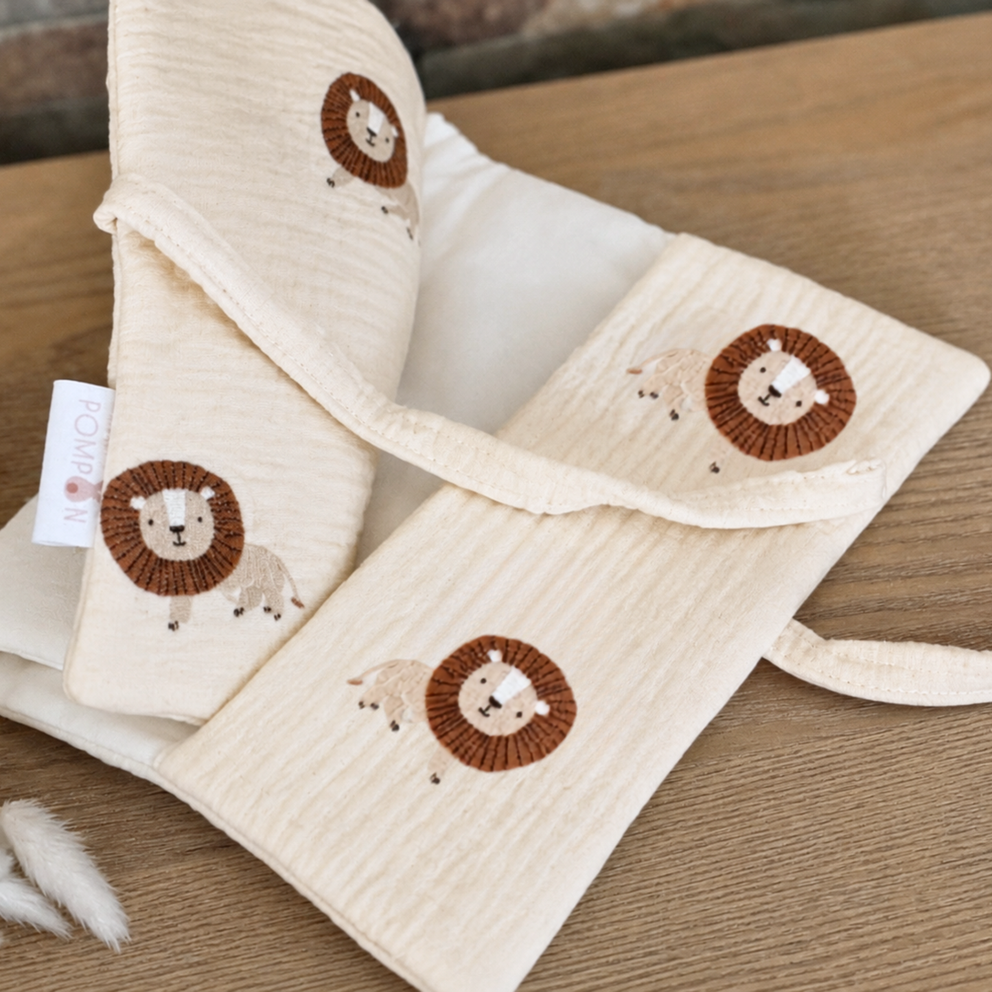 Protège carnet de santé personnalisé en gaze de coton motif lion