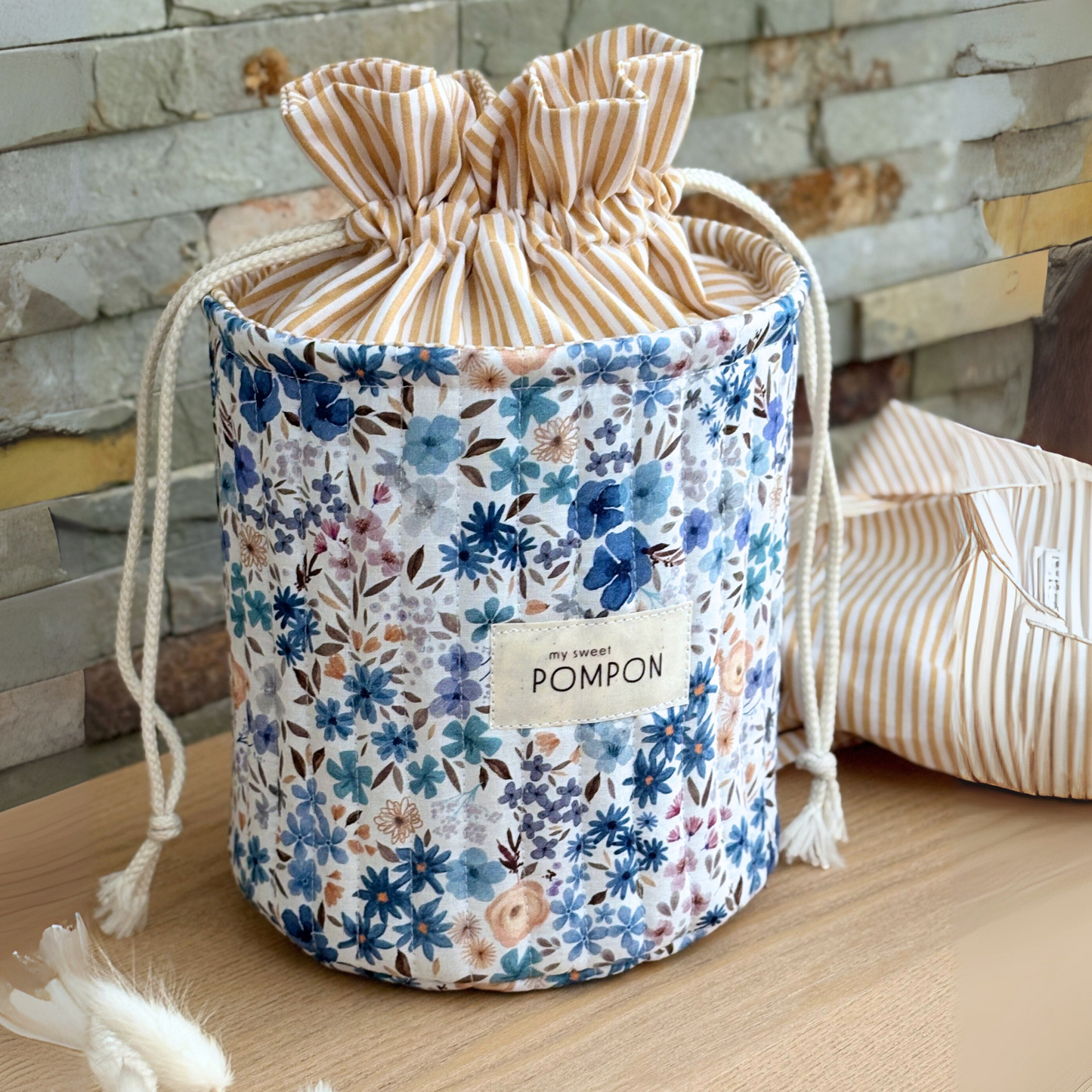 Panier pochon à fleurs bleues et rayures jaunes