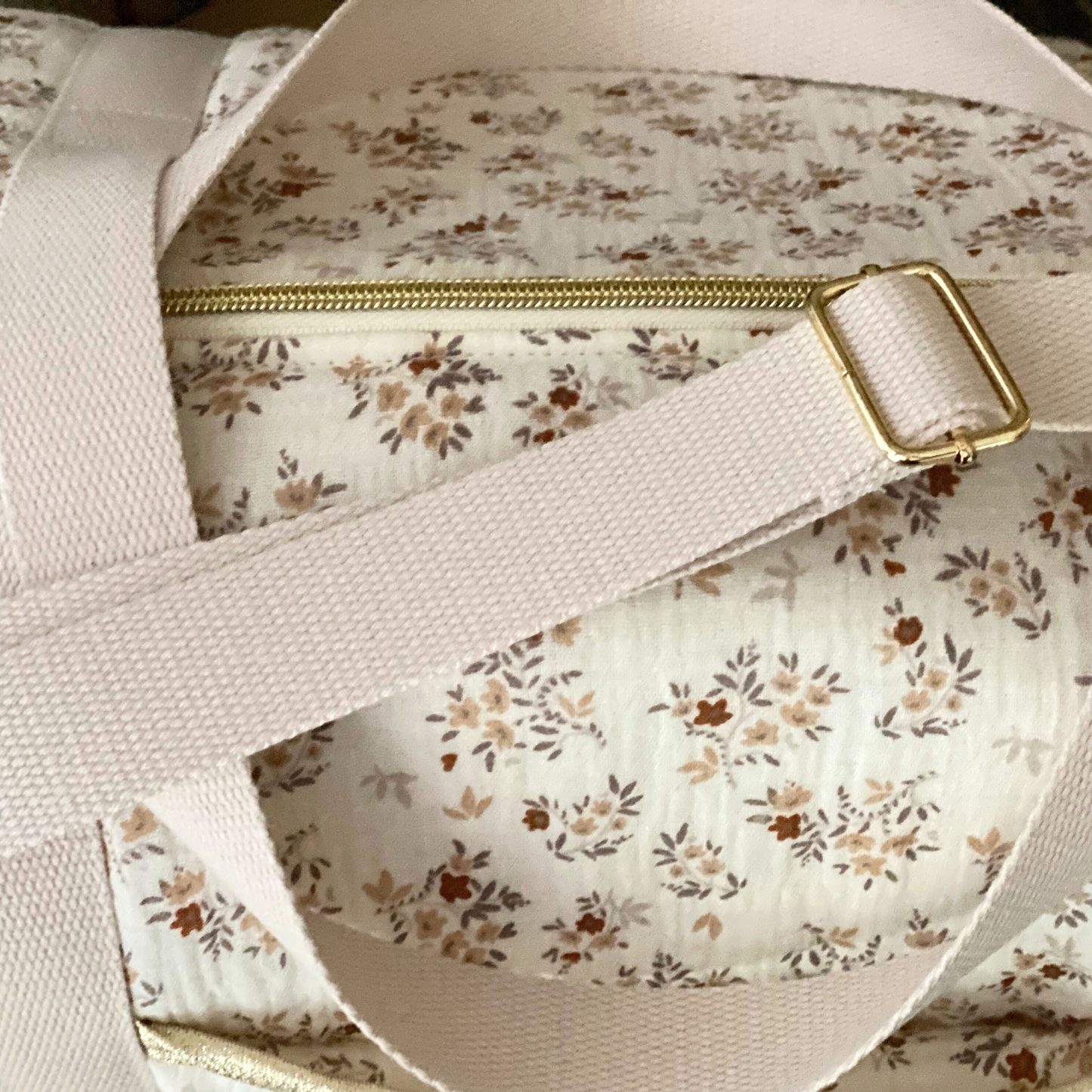 Sac à langer écru et doré en gaze de coton à fleurs