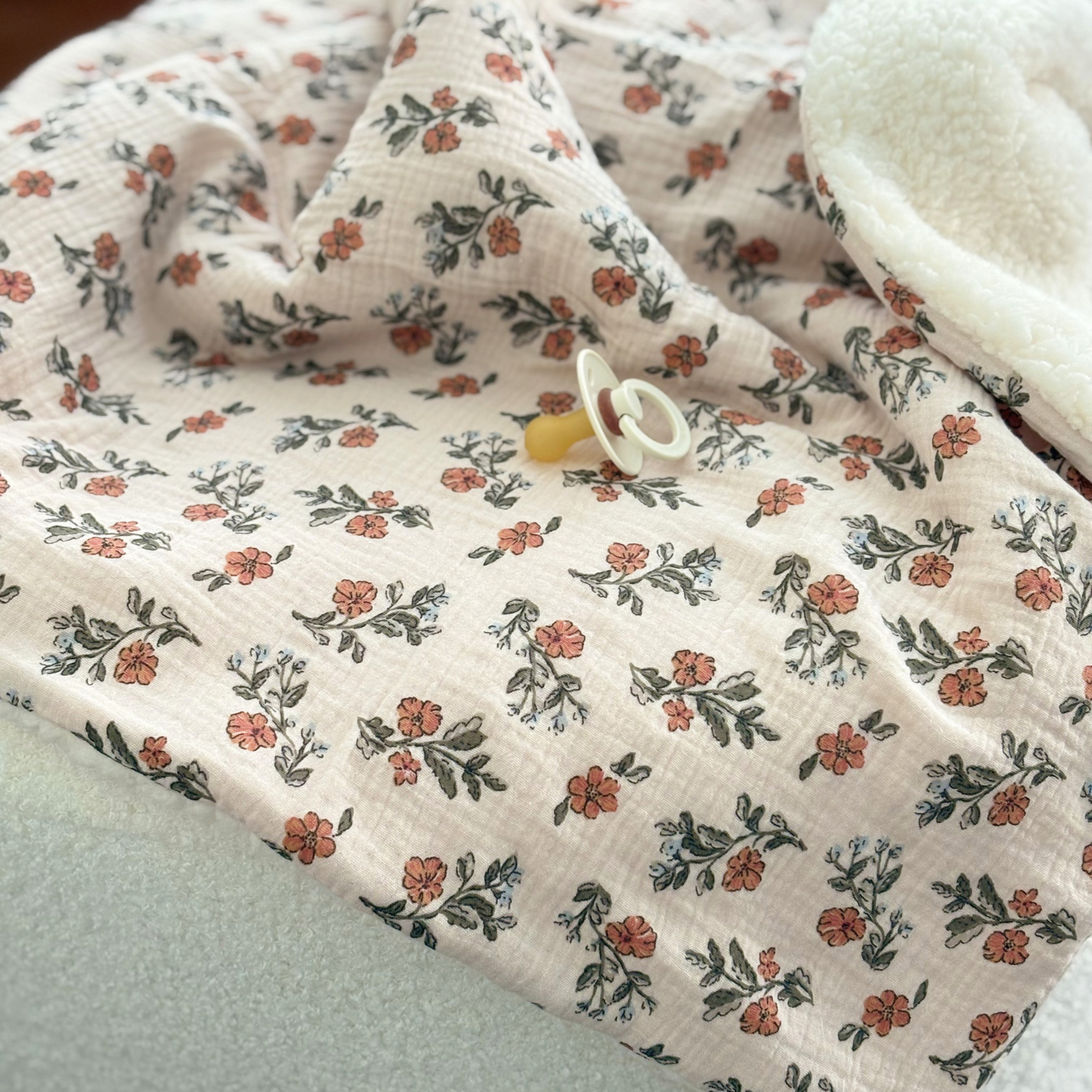 Couverture en gaze de coton à fleurs Léonie et sherpa écrue personnalisable
