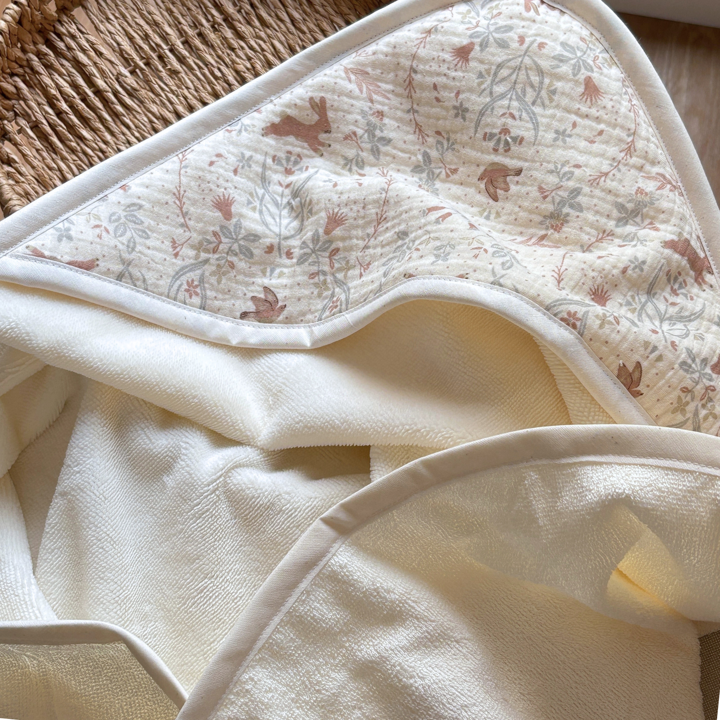 Cape de bain bébé en gaze de coton écru personnalisable