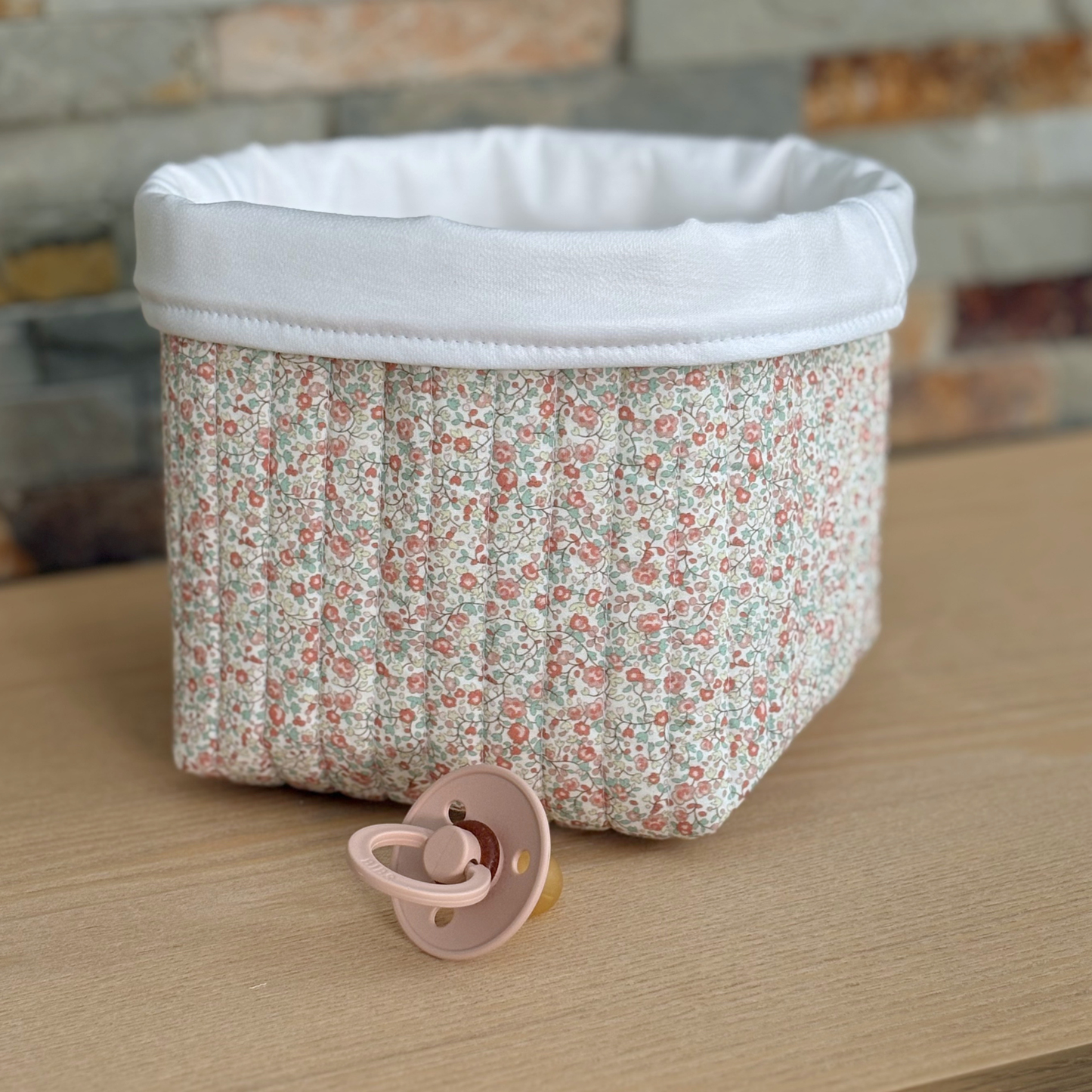 Panier à couches et produits bébé à fleurs